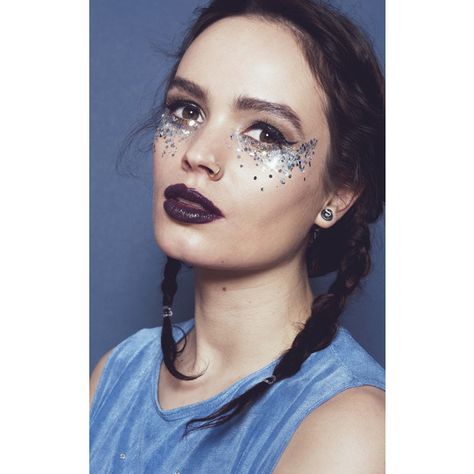 IN YOUR DREAMS Silver Selene, Chunky Glitter (120 ARS) ❤ liked on Polyvore featuring beauty products and metallic Glitter No Rosto, Glitter Eyebrows, Festival Makeup Rave, Festival Makeup Glitter, Silver Makeup, Drag Make-up, Festival Face, Festival Glitter, Glitter Face