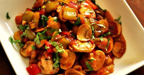 Chili garlic sauce has many versatile uses, from a condiment to a base for Indo-Chinese dish. We love Mushrooms and I have made thi... Quinoa Indian Recipes, Chilli Mushroom Recipe, Chilli Mushroom, Paneer Sabji, Mushroom Recipes Indian, Anise Cookie Recipe, Vegetarian Mushroom Recipes, Side Foods, Thick Noodles