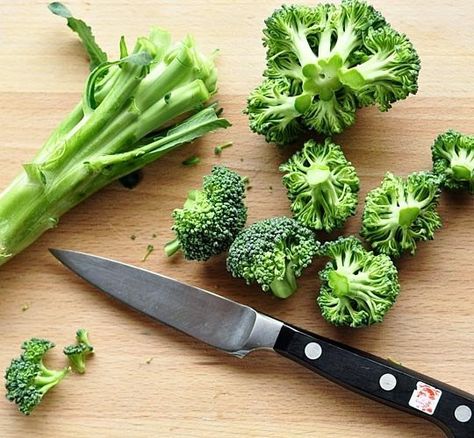 Slice straight through the broccoli stem as close to the crown as you can get. The crown should break into several large florets. Cut through the "trunk" of each floret to make bite-sized pieces. Ways To Cook Broccoli, Cooking Broccoli, Cooking Reference, Cook Broccoli, Chopped Broccoli, Broccoli Benefits, How To Cook Broccoli, Broccoli Stems, Vegetable Platter