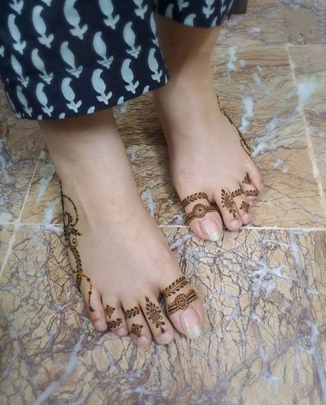 Simple Feet Designs Mehndi, Foot Finger Mehndi Designs, Minimal Feet Mehndi Design, Feet Mehndi Designs Unique, Mehendi Feet Design, Feet Mehendi Design Simple, Foot Simple Mehndi Design, Leg Finger Mehndi Design, Foot Mehandi Designs Simple