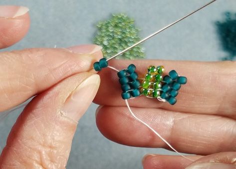 Bead Weaving 101 – Flat Herringbone Stitch – Even Count Flat Herringbone Stitch Beading, Herringbone Stitch Tutorial, Bead Matted, Herringbone Stitch, Ladder Stitch, Single Bead, Beading Techniques, Beaded Jewelry Tutorials, Beaded Jewelry Designs