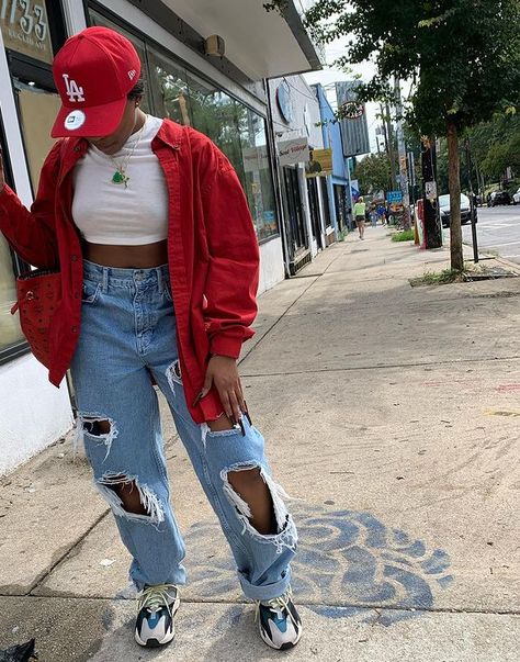 Red Hoodie Outfit Black Women, Red Cap Outfits For Women, Red Baseball Cap Outfit, Fitted Hat Outfit Black Women, Swag Outfits For Girls, Tomboy Outfits, Tomboy Style Outfits, Chill Outfits, Looks Street Style