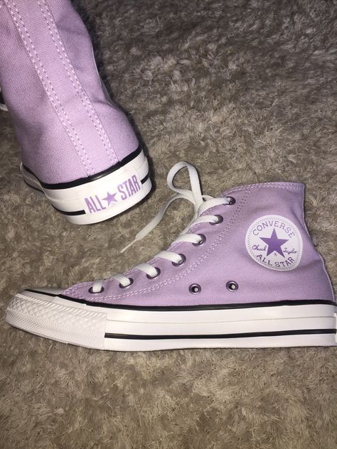 Purple Converse Outfit, Light Purple Converse, Lilac Converse, Converse Outfit Ideas, Colored Converse, Color Arrangement, Purple Quince, Purple Converse, Cute Converse