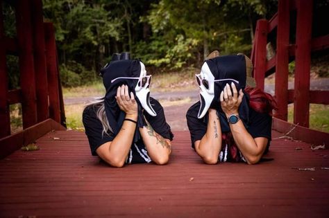 Girlfriends Photography, Spooky Friends Photoshoot, Female Ghostface Costume, Spooky Photoshoot Friends, Scream Mask Photoshoot Friends, Scream Photoshoot, Halloween Besties, Bestie Shoot, Spooky Photoshoot