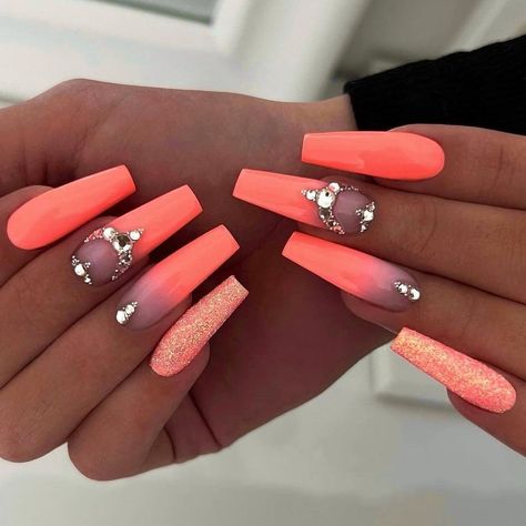 Long coffin-shaped coral nails with gems Coral Acrylic Nails, Coral Ombre Nails, Coral Nail Art, Neon Coral Nails, Coral Nails With Design, Posh Nails, Peach Nails, Coral Nails, Summer Acrylic Nails