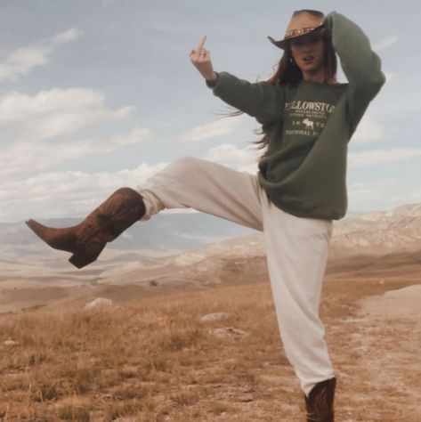 Ranch Attire, Costal Cowboy, Western Editorial, Cowgirl Era, Coastal Cowboy, Costal Cowgirl, Cowgirl Summer, Cowgirl Vibes, Chestnut Springs