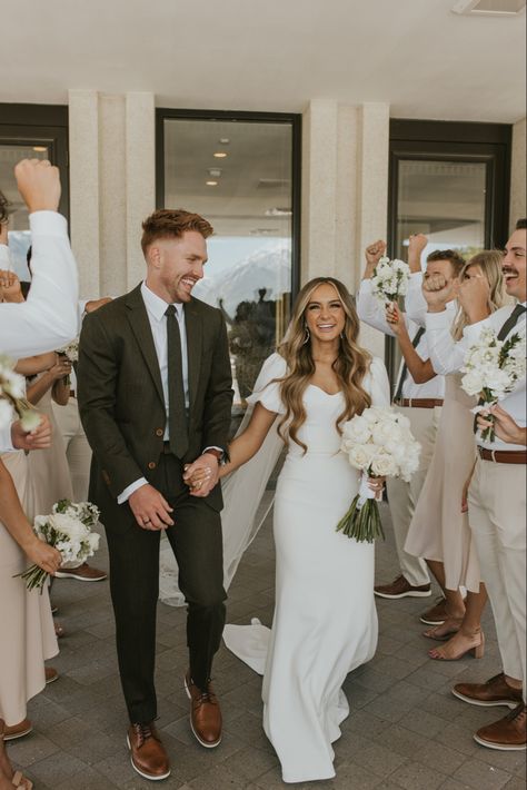 Neutral Tuxedo Wedding, Mens Bridal Party Attire, Grooms Outfit Ideas, Bridal Party Outfit Ideas, Light Tan Suit Wedding, Guys Wedding Attire, Beige Bridal Party, Cream Bridal Party, Groomsmen Attire Neutral