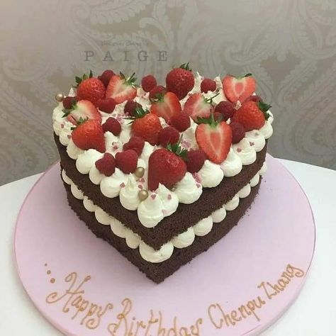 Naked Heart Cake, Strawberry Cake Decorations Design, Naked Cakes Birthday, Heart Cake With Strawberries, Strawberry Design Cake, Naked Strawberry Cake, Naked Cake Design, Naked Cake Birthday, Heart Chocolate Cake