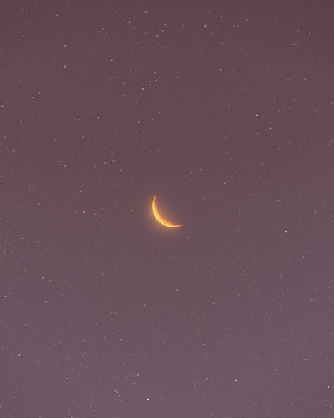 Matias Alonso Revelli on Instagram: “la luna” Iphone Wallpaper Vsco, Filmy Vintage, Phone Screen Wallpaper, Wallpaper Pastel, Mood Wallpaper, Iphone Wallpaper Vintage, Emoji Wallpaper, Aesthetic Pastel Wallpaper, Tumblr Wallpaper