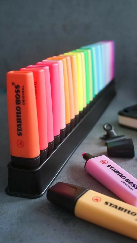 Cool Pens And Markers, Middle School Hacks, Pretty School Supplies, Stationery Obsession, Stationary Art, Cute Stationary School Supplies, Art Supplies Storage, School Bag Essentials, Marker Storage