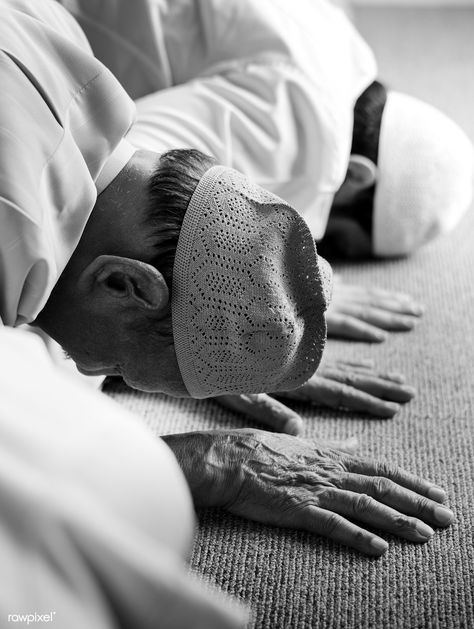 Muslim Photography, People Praying, Sunnah Prayers, Salat Prayer, Muslim Photos, Man Praying, Surrender To God, Islamic Wallpaper Hd, Muslim Images