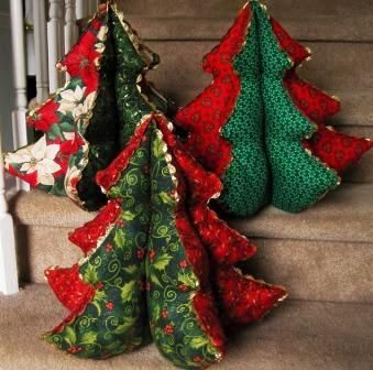 Love these stuffed fabric Christmas trees - hopefully will be able to find a tutorial online somewhere! Diy Christmas Crackers, Ravelry Knitting, Christmas Sewing Projects, Fabric Tree, 3d Christmas Tree, Fabric Christmas Trees, Christmas Tree Pillow, Ornament Tutorial, Christmas Crackers