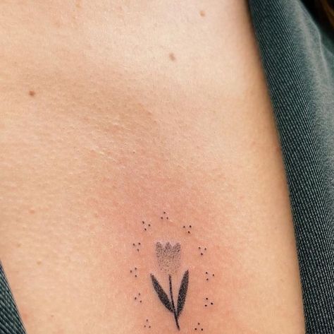 Anna on Instagram: "Super cute one 🌷 Handpoke à @lecho.studio #handpoke #handpoked #handpokedtattoo #handpoketattoo #cutetattoo #chesttattoo #smalltattoo #bordeaux #bordeauxtattoo #tuliptattoo" Cute Handpoke Tattoo, Handpoke Flower Tattoo, Stick N Poke Flash, Little Flower Tattoo, Handpoke Tattoo Ideas, Anna Tattoo, Stick N Poke Tattoos, Hand Poke Tattoo, Be Brave Tattoo