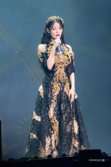 Iu Dress, Models To Draw, Angel Outfit, Golden Dress, Female Idols, Iu Fashion, Photoshoot Themes, Fantasy Dress, Modest Fashion Outfits