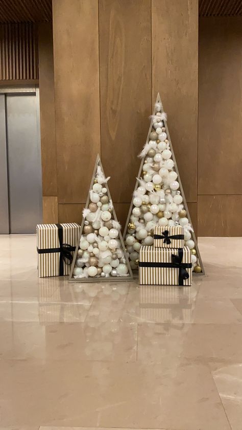 Hotel Xmas Decoration, Christmas Staging Ideas, Modern Office Christmas Decor, Christmas Lobby Decorations Hotel, Xmas Office Decor, Office Lobby Christmas Decor, Diy Glam Christmas Decor, Sliding Door Christmas Decor, Corporate Christmas Decorations