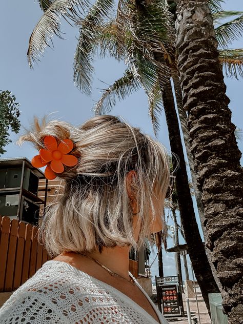 Beach Bob Hair, Short Hair Half Up Half Down Claw Clip, Flower Claw Clip Short Hair, Beachy Hairstyles Short Hair, Shirt Hair Claw Clip Styles, Beachy Short Hairstyles, Clips With Short Hair, Short Beachy Haircut, Short Hair Claw Clip Styles