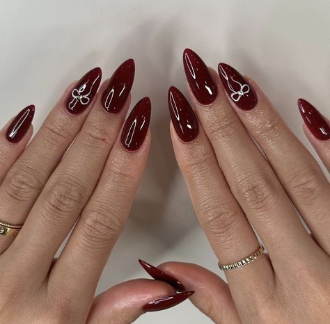 Deep Red Almond Nails Designs, Gel Nail Designs Red Classy, Christmas Maroon Nails, Deep Red Nails Almond, Dark Red Holiday Nails, Nail Art Red Wine, Nail Art Maroon Simple, Red Wine Nails Design, Dark Red Christmas Nails