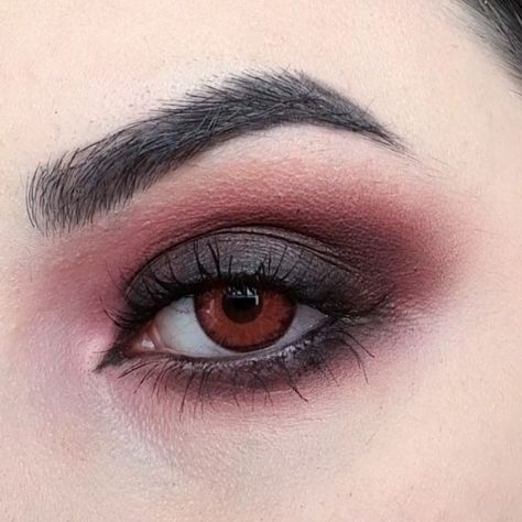 Subtle Vampire Makeup, Vampire Makeup Looks Simple, Vampire Eyeshadow, Vampire Makeup Looks, Vampire Makeup Halloween, Vampire Eyes, Y2k Makeup, Vampire Makeup, Vampire Halloween