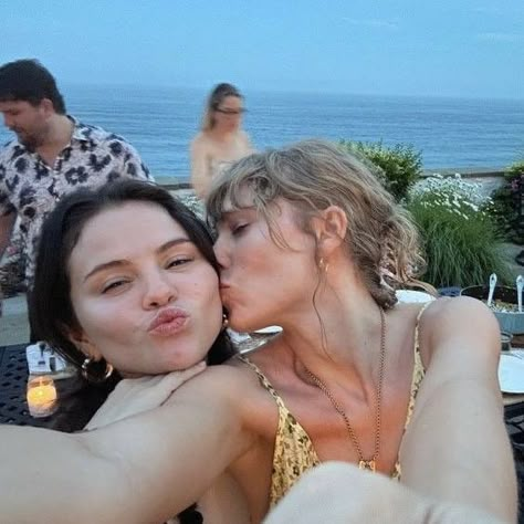 Ed Shiran, Selena Gomez And Taylor, Taylor Swift Kiss, Selena And Taylor, Estilo Taylor Swift, Taylor Swift Cute, Long Live Taylor Swift, Live Taylor, Taylor Swift Fan