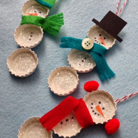 Bundled Bottle Cap Snowmen Beer Bottle Cap Crafts, Diy Bottle Cap Crafts, Bottle Cap Ideas, Beer Cap Art, Bottle Top Crafts, Bottle Cap Projects, Beer Cap, Cap Art, Beer Bottle Caps