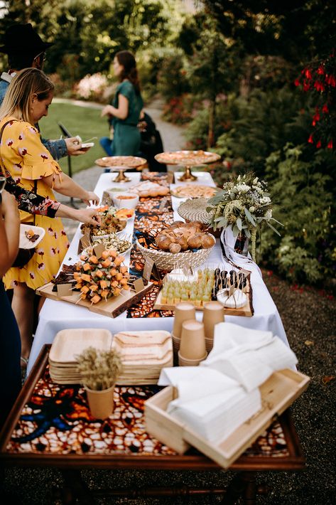 Outdoor Food Buffet, Outdoor Buffet Table Ideas, Wedding Buffet Table Setup, Food Buffet Ideas, Buffet Style Wedding Reception, Barbeque Wedding, Wedding Reception Food Buffet, Wedding Guest Activities, Birthday Buffet