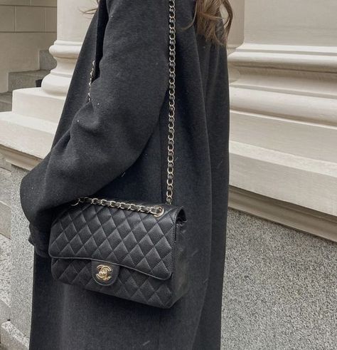 Chanel Flap Bag Outfit, Outfit Inspirations Edgy, Chanel Bag Outfit, Chanel Bag Classic, Chanel Handbags Classic, Purse Aesthetic, Chanel Classic Flap Bag, Chanel Flap Bag, Classic Flap Bag