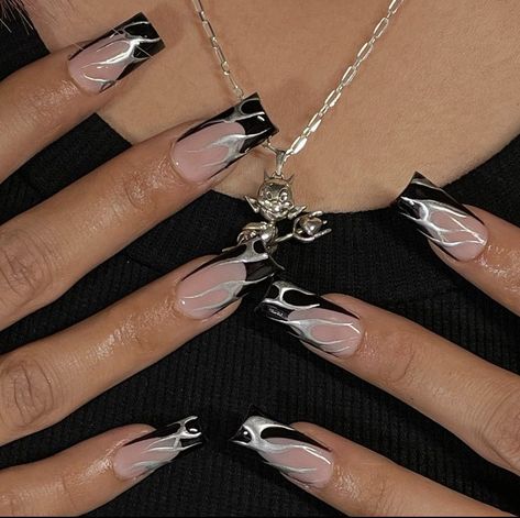 Medium Square Acrylic Nails Chrome, Chrome Nails Designs Y2k, Short Medium Acrylic Nails Square, Short Square Nail Designs French Tip, Black Nail Sets Y2k, Medium Tapered Square Nail Ideas, Medium Acrylic Nails Y2k, Medium Short Nails Y2k, Square Medium Nails Design