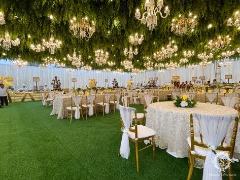 Indian Wedding Round Table Decor, White And Green Wedding Decor Indian, White And Green Indian Wedding Decor, Green Indian Wedding, Wedding Decor Indian, Green Wedding Decor, Sangeet Decor, Indian Wedding Theme, Engagement Decor