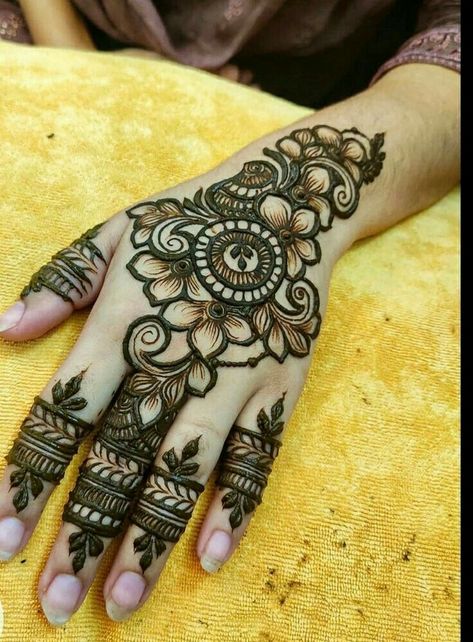 Western Mehndi Designs Back Hand, Mahdi Design Simple Easy, Aerobic Mehndi Design, Simple Mendhi Designs Palms, Lotus Mehndi Design, Eid Henna Design, Mehandi Ideas, Henna Eid, New Mehandi