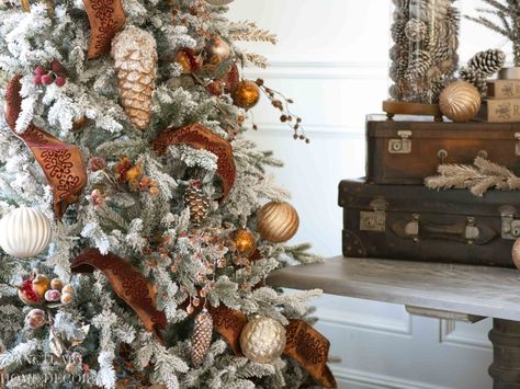 Christmas Decorating Ideas in Copper + Burgundy - Sanctuary Home Decor Copper Christmas Decor, Christmas Tree Colour Scheme, Burgundy Christmas, Elegant Ornaments, Cow Photography, Copper Christmas, Color Terracota, Tree Theme, Silver Christmas Decorations