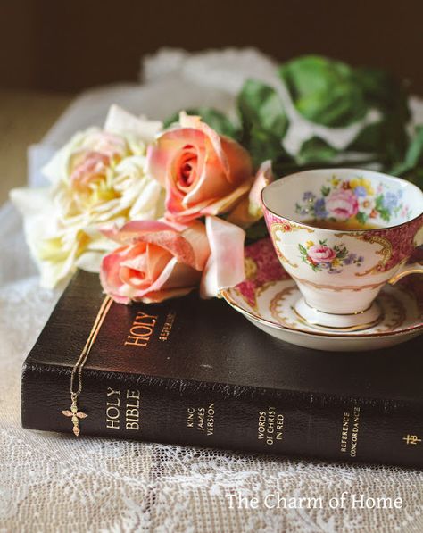 Roses, china teacup and a Bible - favorites ♥♥♥ Bible Centerpieces, Bible And Flowers, Books And Roses, How To Be Irresistible, Idea Photography, Bible Photos, Sunday Coffee, Red Words, Church Pictures