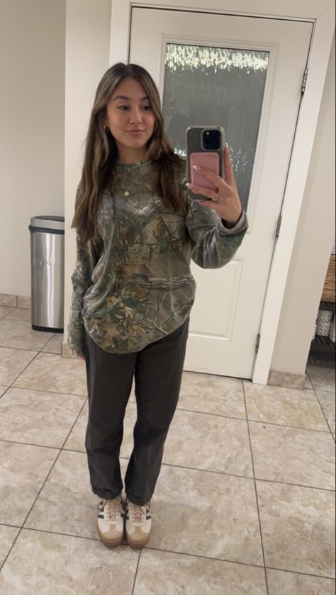 Adidas Gazelle Outfit Women 2023, Green Gazelle Outfit Women, Camo Shirt Outfit Women, Camo Outfit Ideas, Camo Crewneck Outfit, Red Addidas Gazelle Outfits Girl, Camo Sweatshirt Outfit Aesthetic, Camo Shirt Outfit, Adidas Gazelle Outfit