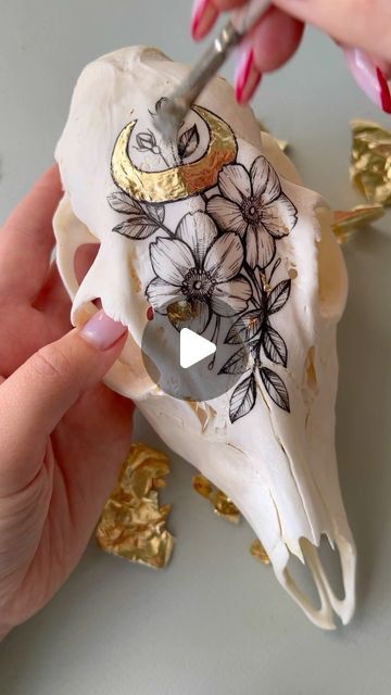 Vulture Culture Crafts, Painting Skull Ideas, Diy Skull Painting, Elk Ivory Ideas, Painted Deer Skulls Diy, Antler Art Diy, Animal Bones Art, Oddities Decor Diy, Painted Skull Ideas