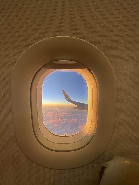 Airoplen Photo, Flight Aesthetic, Airplane Pics, Plane Photos, Airport Aesthetic, Travel Picture Ideas, Airplane Window, Airplane Mode, Night Aesthetic