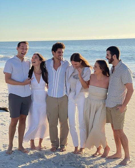 Group Of Friends Aesthetic Beach, Family Trip Aesthetic, Friendship Group Aesthetic, Billionaire Family, Bali Photoshoot, Classic Wallpaper, Jeans Outfit Women, Beach Photography Poses, Group Of Friends