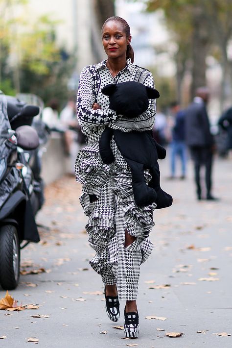 We'll take some origami with our street style any day. Michelle Elie, Pfw Street Style, Trend Board, Spring 2015 Fashion, Street Beat, Paris Fashion Week Street Style, Closet Inspiration, Style Photo, Street Style Trends