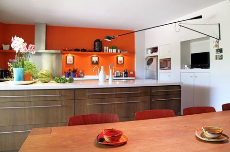 Couleur peinture cuisine mur orange vif Kabinet Dapur, Orange Kitchen, Cabinet Decor, Favorite Kitchen, Cool House Designs, Tea Shop, Kitchen Space, My Dream Home, Cool Kitchens