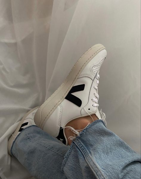 Veja Sneakers High Top, Veja Sneakers Aesthetic, Old Money Outfits Sneakers, Veja Sneakers Outfit Women Dress, Everyday White Sneakers, Old Money Sneakers Woman, Veja Aesthetic, Old Money Sneakers, Veja Sneakers Outfit