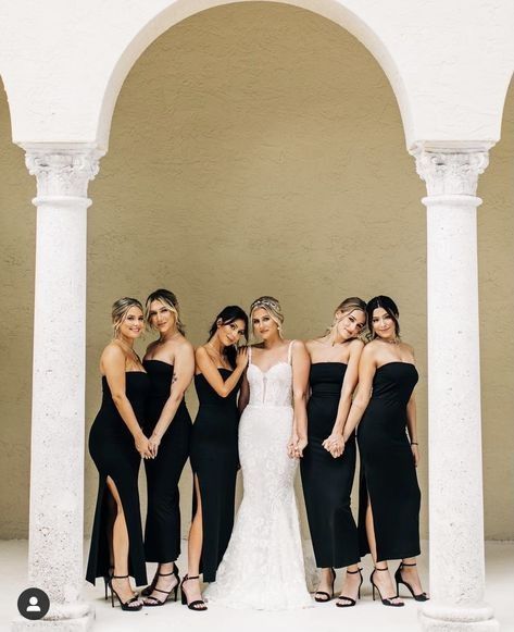 Bridesmaid Photography Poses, Bridesmaids At Alter, Cool Wedding Photos Bridesmaids, Classy Wedding Party Photos, Bridal Party Without Bouquets, Wedding Guest Pictures Friends, Powerful Wedding Photos, Non Traditional Wedding Party Photos, Bridal Party Formal Photos