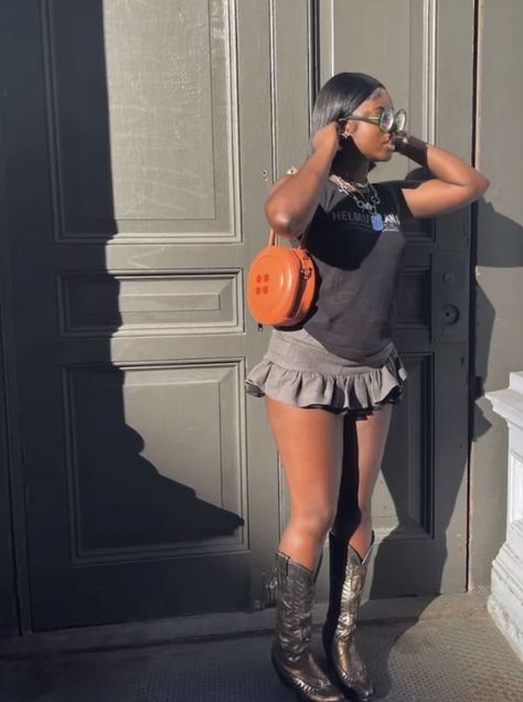 Cowboy Boots Outfit Baddie, Streetwear Going Out Outfit, Day Party Outfits Black Women, Boot Outfit Black Women, Festival Outfits Black Women, Skirt And Cowboy Boots Outfit, Mini Skirt Outfit Aesthetic, Aesthetic Cowboy Boots, Skirt Outfit Aesthetic