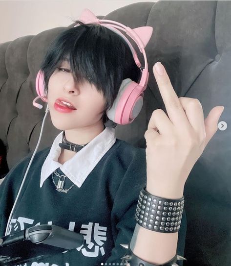 Boyfriends Webtoon Cosplay, Boyfriends Cosplay, Damien Aesthetic, Femboy Outfits Aesthetic, Goth Boy Aesthetic, Webtoon Boyfriends, Asian Goth, Nerd Boyfriend, Boyfriends Webtoon