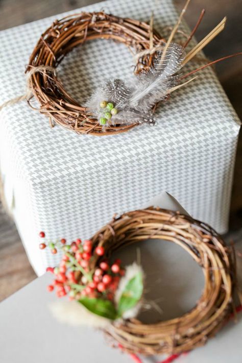 Use this tutorial to create a mini twig wreath. Diy Mini Wreath, Mini Wreath Diy, Decorating Presents, Twig Wreaths, Winter Entertaining, Christmas Wreath Craft, Entertaining Tips, Mini Wreath, Small Wreaths