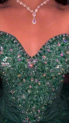 Sparkly Emerald Green Quince Dress, Emerald Green Dress With Gold Heels, Emarld Wedding Dresses, Green Quinceanera Theme Dresses, Emerald Green Quncie Dresses, Quince Dresses With Long Sleeves, Sweet 15 Dresses Green, Sweet 16 Emerald Green Dresses, Quince Dresses Moda 2000