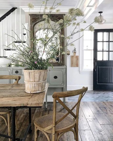 Tendance : 30 inspirations pour adopter le style déco campagne | Shake My Blog Farmhouse Interior Design, Decor Ikea, Style Deco, Farmhouse Interior, Diy House Projects, Classic Interior, Cheap Decor, Farmhouse Chic, Rustic Interiors