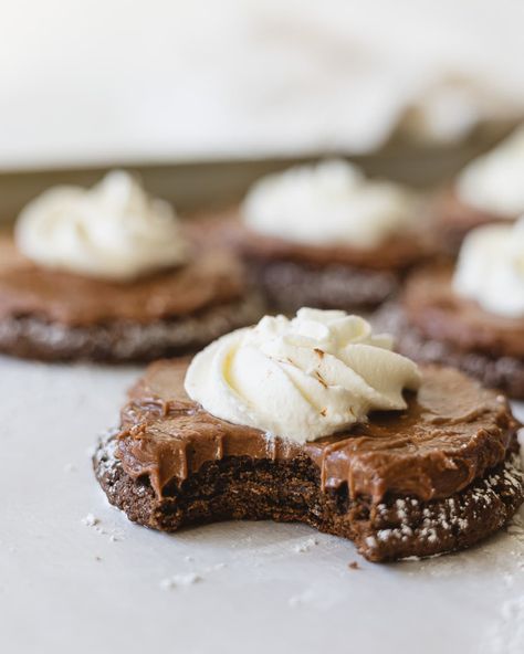 Looking for an indulgent chocolate cookie recipe? These French Silk Pie Cookies are made with a soft and chewy chocolate base cookie, an indulgent chocolate filling (no eggs!), and fresh homemade whipped cream. You'll love this delicious variation on French Silk Pie! French Silk Cookies, French Silk Pie Cookies, Copycat Crumbl Cookies French Silk Pie, French Silk Pie Brownies, French Silk Chocolate Pie Recipe, French Silk Pie With Oreo Crust, French Silk Pie, Cocoa Powder Cookies, Holiday Cookie Exchange