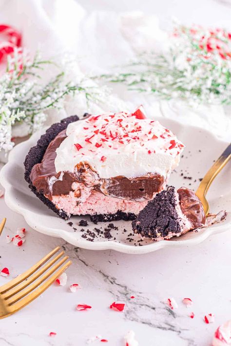 This no bake Chocolate Peppermint Pie (also called Candy Cane Pie) will become a staple at your house! It's layered with fluffy, peppermint cream cheese, chocolate pudding and whipped cream, all on top of a chocolate crust! It's amazing for a holiday dessert, but it can truly be enjoyed ANY time of year! This is a great Christmas pie recipe is a festive holiday dessert. It is made with pudding making it a no bake pudding pie and holiday pudding dessert. Peppermint Icebox Pie, Peppermint Chocolate Pie, Peppermint Ice Cream Pie, No Bake Pudding Pie, Christmas Dessert Pie, Chocolate Peppermint Pie, Jello Pudding Pie, Peppermint Pie Recipe, Holiday Pudding