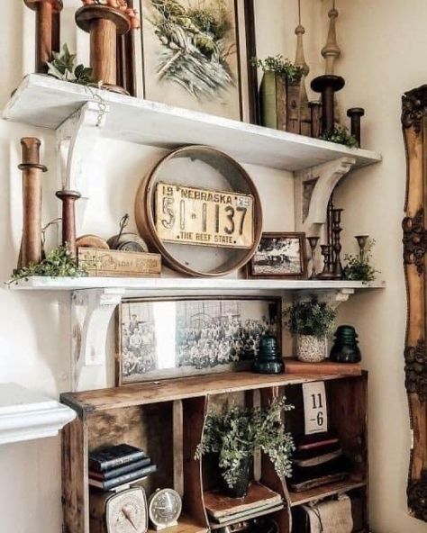 Vintage Decorating Ideas, Shelf Decor Living Room, Vintage Decorating, Styling Shelves, Bookcase Decor, Casa Vintage, Decorating Shelves, Antique Decor, Shelf Styling