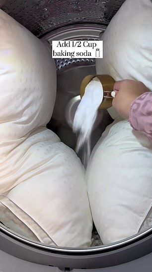 Carolina McCauley: Mum's 'secret formula' for washing pillows How To Wash Throw Pillows, Cleaning Pillows, Best Throw Pillows, Machine Wash Pillows, How To Clean Pillows, Easy Cleaning Hacks, Diy Cleaning Solution, Homemade Cleaning Solutions, Diy Cleaning Hacks