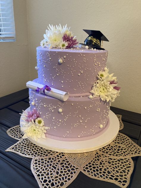 Cake Designs Graduation, 2024 Graduation Cakes, Big Graduation Cakes, Grad Cakes For Girls High Schools, Cute Graduation Cakes, Lavender Graduation Party, Purple Graduation Party, Graduation Party Ideas Purple, Purple Graduation Cake