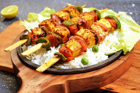 Paneer Shashlik sizzler is an excellent and delicious party dish. This is a crowd pleaser and can be made when you have your relatives at home. Paneer Shashlik, Tomato Coulis, Sizzler Recipes, Coulis Recipe, Grilled Paneer, Veggie Curry, Barbecue Sauce Recipes, Weekend Dinner, Grilled Onions